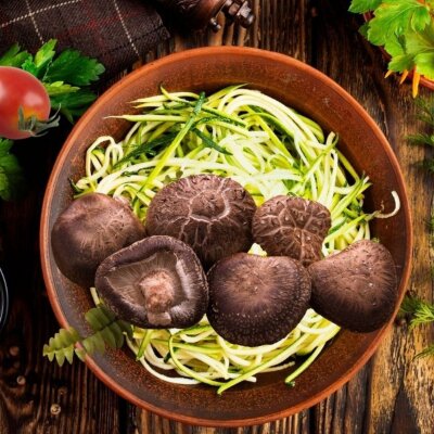 Zoodels mit geraeucherten Shiitake Hüten - Rezept: Zoodels mit geraeucherten Shiitake Hüten