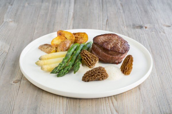 Rinderfilet-Steak mit Spargel und Spitzmorcheln - Rezept: Rinderfilet-Steak mit Spargel und Spitzmorcheln